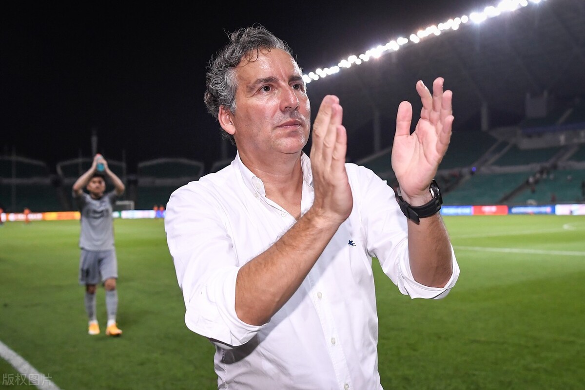 临场指挥果断有力，局面迅速打开